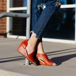 Journee Collection ARETHA STANDARD WIDTH Heels