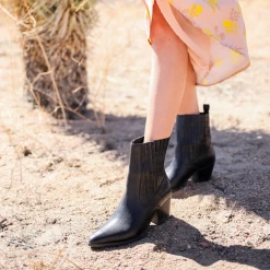 Journee Signature MARKKA Booties